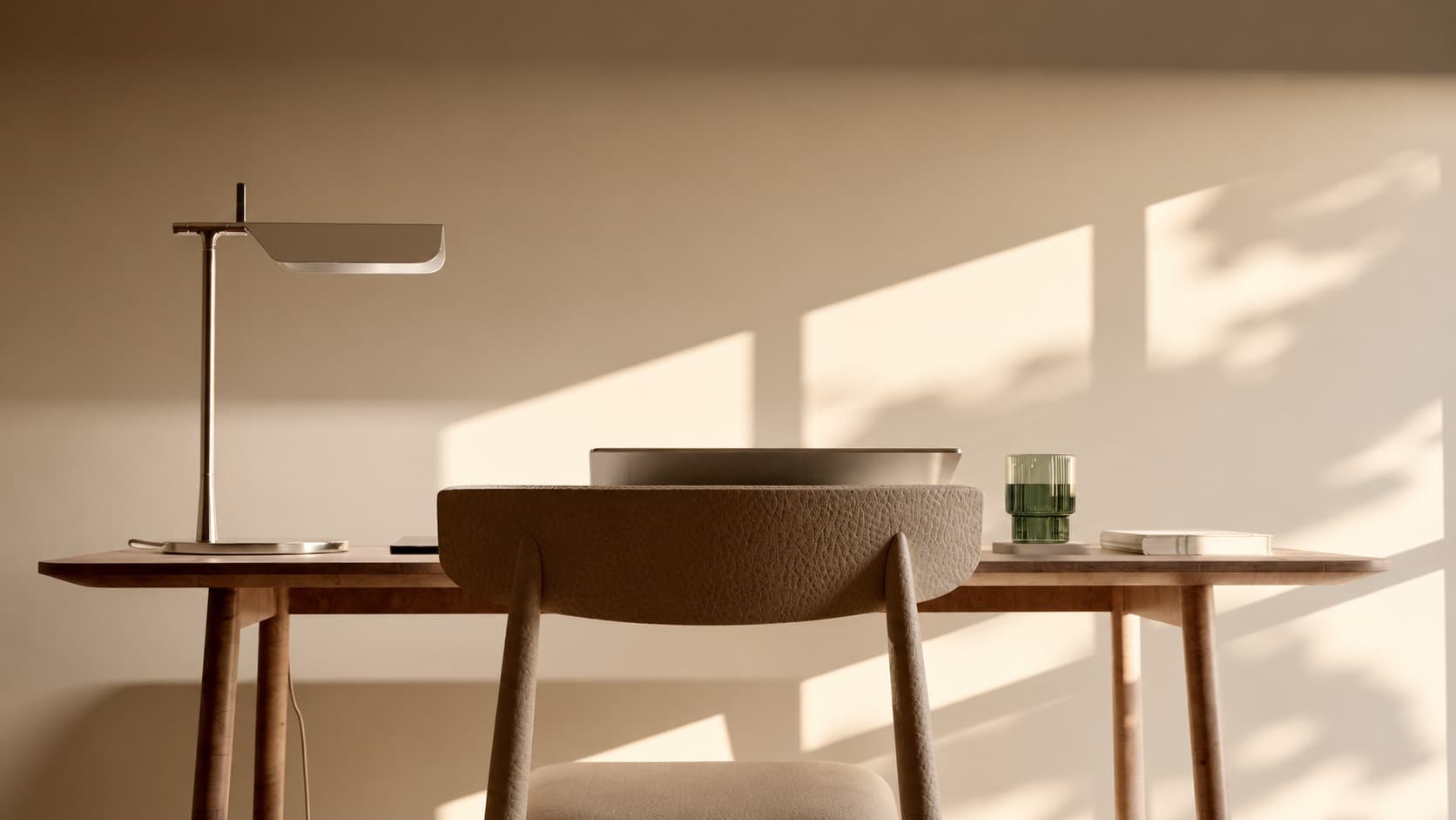 Intérieur lumineux : bureau en bois, chaise et lampe dans la lumière du soleil